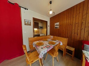 Dining - Studio for 4, village center, near shops and slopes, TV included (Le Grand-Bornand)