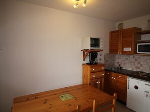 Fridge, microwave, oven, coffee/tea maker