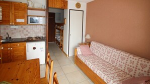 Living area - Studio cabin 4 ppl, 400m to slopes, parking, pets allowed (Auris)
