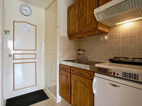 Fridge, microwave, coffee/tea maker, toaster