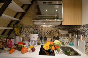 Jääkaappi, mikroaaltouuni, kahvin-/teenkeitin, vedenkeitin