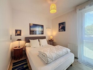 2 bedrooms - Central apartment with balcony, private parking (Granville)