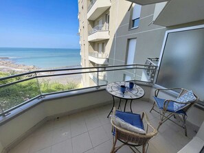Outdoor dining - Central apartment with balcony, private parking (Granville)