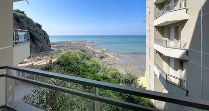 Central apartment with balcony, private parking