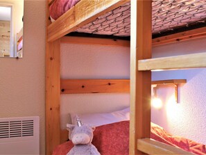 Una cama litera con un peluche en la cama inferior.