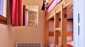 A bunk bed with a mirror, a heater, and a stuffed toy. - Quiet studio cabin, ski-in/out, sleeps 4 - Risoul 1850 (Risoul)