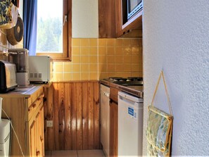 Geladeira, micro-ondas, fogão, lava-louças