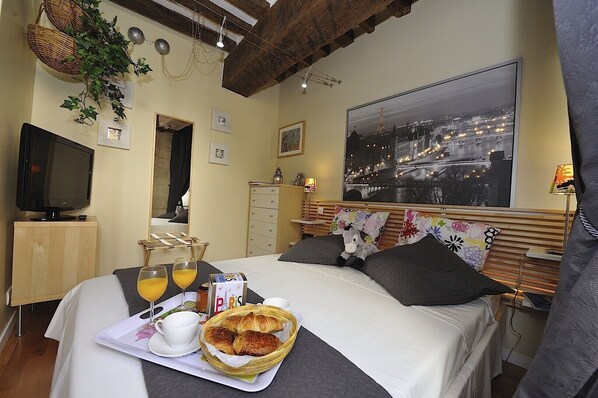 خزنة داخل الغرفة ومكواة/لوح كي وواي فاي مجانًا وملاءات أسرّة