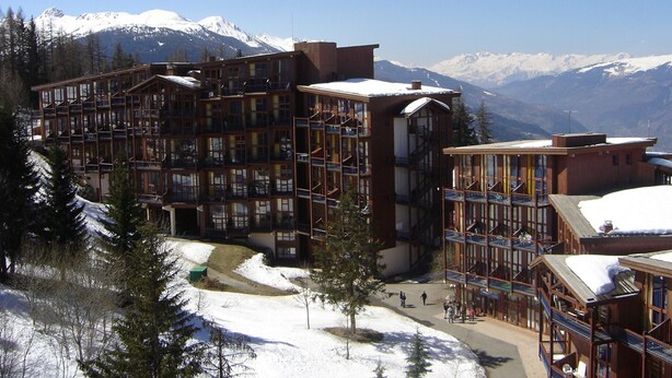 A multi-story hotel with a ski slope in the background. - 3-room duplex for 6, valley view, near slopes, pets allowed in Arc 1800 (Les Arcs 1800)