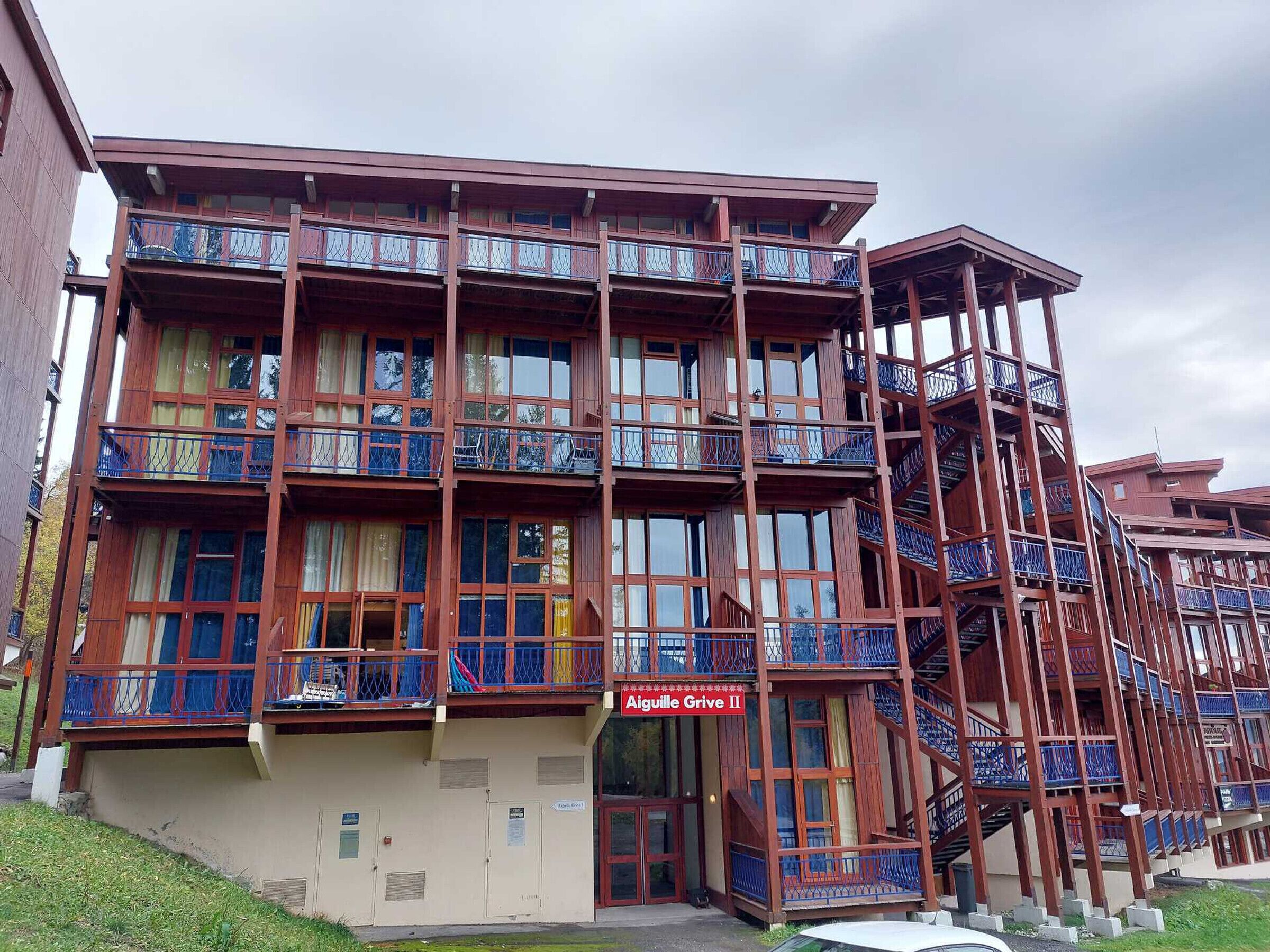 Un immeuble à plusieurs étages doté de balcons et d’un escalier.