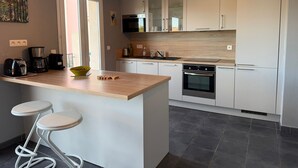 Coffee/tea maker, fridge, microwave, oven - Renovated apartment in Banyuls-sur-Mer with terrace (Banyuls-sur-Mer)