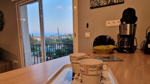 A kitchen counter with two coffee cups, a coffee maker, and a bowl. - Renovated apartment in Banyuls-sur-Mer with terrace (Banyuls-sur-Mer)