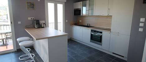 Kühlschrank, Mikrowelle, Ofen, Herdplatte