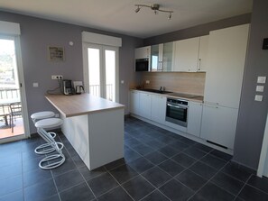 Kühlschrank, Mikrowelle, Ofen, Herdplatte