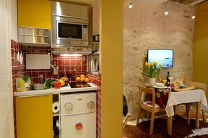 Fridge, microwave, stovetop, coffee/tea maker