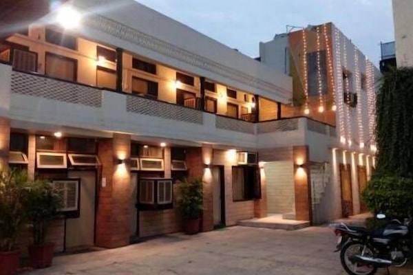 Fachada de la propiedad por la tarde o noche