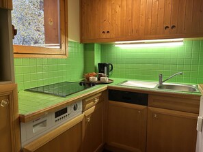 Réfrigérateur, micro-ondes, plaque de cuisson, lave-vaisselle