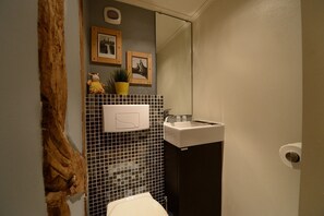 Chuveiro, secador de cabelo, toalhas de banho 