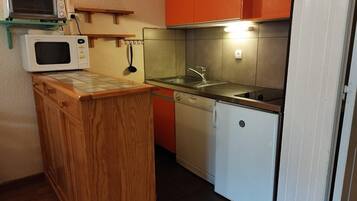 Refrigerador, horno, lavavajillas y utensilios de cocina