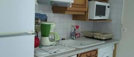 Mikrowelle, Geschirrspüler, Wasserkocher mit Kaffee-/Teezubehör, Toaster