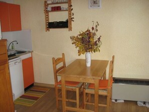 Dining - Cozy Mountain Studio, 4 Sleeps, Near Slopes & Shops, Balcony, Quiet Area (Vars)