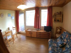 TV - Cozy Mountain Studio, 4 Sleeps, Near Slopes & Shops, Balcony, Quiet Area (Vars)