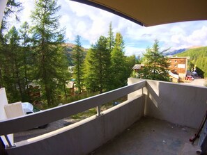 Property grounds - Cozy Mountain Studio, 4 Sleeps, Near Slopes & Shops, Balcony, Quiet Area (Vars)