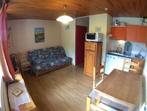 Interior - Cozy Mountain Studio, 4 Sleeps, Near Slopes & Shops, Balcony, Quiet Area (Vars)