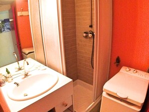 Bathroom - Cozy Mountain Studio, 4 Sleeps, Near Slopes & Shops, Balcony, Quiet Area (Vars)