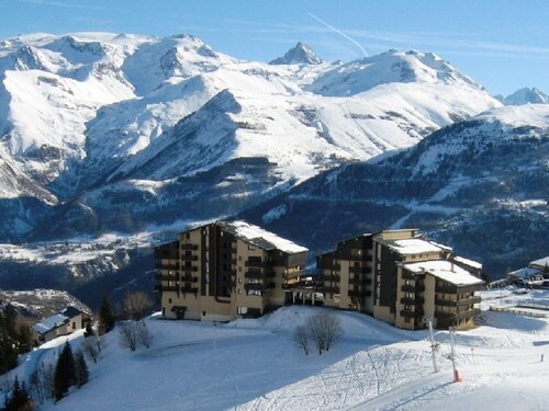 Ski-In/Ski-Out 2-Bedroom Apartment with Balcony & Stunning Views in Auris-en-Oisans