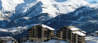 Ski-In/Ski-Out 2-Bedroom Apartment with Balcony & Stunning Views in Auris-en-Oisans
