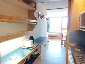 Kylskåp, mikrovågsugn, ugn och diskmaskin