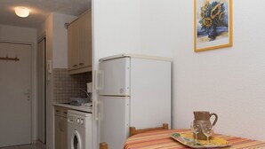 Kjøleskap, mikrobølgeovn, ovn og kjøkkenutstyr