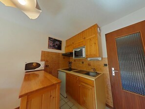 Fridge, microwave, oven, stovetop - Charming Studio for 4 with Terrace, Near Ski Slopes and Village – Le Grand-Bornand (Le Grand-Bornand)