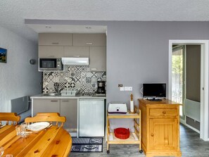 Kjøleskap, mikrobølgeovn, kokeplater og brødrister