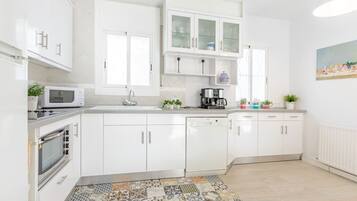 Een koelkast, een magnetron, een oven, een kookplaat