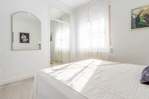 6 habitaciones, tabla de planchar con plancha y cuna de viaje 