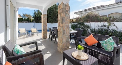 131-Empuriabrava-Beautiful villa, swimming pool in the center, and near the beach-Empurialola