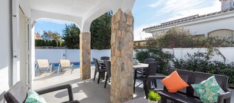 131-Empuriabrava-Beautiful villa, swimming pool in the center, and near the beach-Empurialola