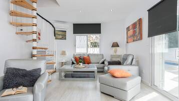 Een smart-tv en boeken