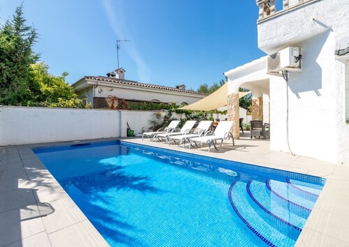 Piscina, mar y centro – Casa ideal para familias