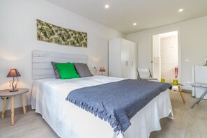 6 bedrooms, iron/ironing board, travel cot, free WiFi