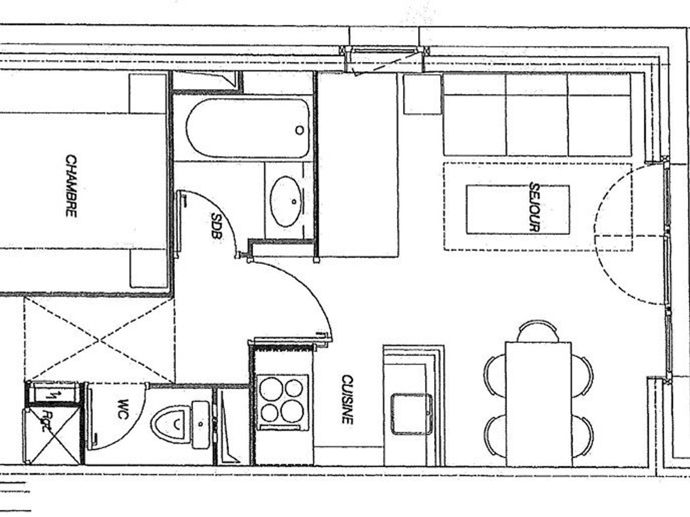 Een keukenindeling met een eethoek, een toilet en een aparte badkamer.
