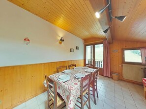 Dining - Sunny 2-star Apartment, 6 sleeps, near slopes, south balcony, ski shuttle (Le Grand-Bornand)