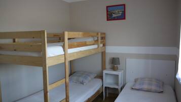 2 slaapkamers, een strijkplank/strijkijzer, internet, beddengoed