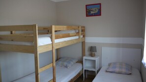 2 quartos, ferros/tábuas de passar roupa, acesso à internet