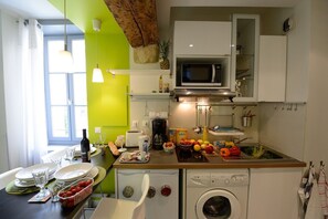 Réfrigérateur, micro-ondes, plaque de cuisson, lave-vaisselle