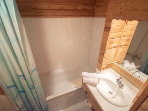 Bathroom - Valmorel: 3-Room Apartment, 6 Pers., WiFi, Balcony, Ski Locker (Valmorel)