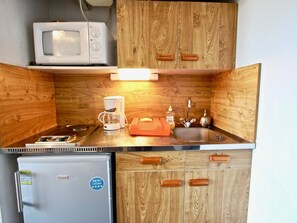 Refrigerador, microondas y cafetera y tetera 