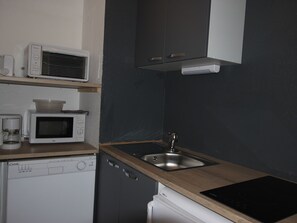 Fridge, microwave, dishwasher, coffee/tea maker